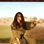 Kinda Alloush Instagram - ‎مين متلي بيحب الخريف🍂؟ وبشو بذكركم؟ ‎بحب ألوانو والورق الأصفر الي بينزل من الشجر.. واحساس البرد الي بيبدا يتسلل بخجل بعد الحر.. الهوا الحلو وخصوصاً بالليل السما الي بتبلش تغيم وريحة التراب.. 💛🧡🤎 Photo credit to @bilohussein Stylest @yasmineeissa Makeup artist @kikibeautique Hairdresser @haithamdahab00 Dress @villababoushka