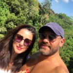 Kinda Alloush Instagram - هي الصورة من سنتين بالضبط كان لون السما أحلى والشجر أحلى الدنيا تغيرت كتير من سنتين لهلأ.. بس وجودك جنبي بيهون اي شي صعب❤️.. يااارب الأيام الجاية تكون أحلى علينا وعكل الناس وتحمل معها الخير والفرج والفرح للجميع ..🤲🤲❤️❤️😍😍 ☀️☀️🌳🌳🌾🌾🌼🌻 #throwback #2yearsago #withmylove @amryoussefofficial