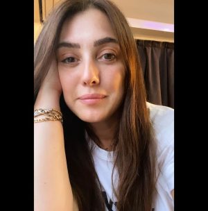Kinda Alloush Instagram - بفضل اطلع بالمراية وشوف وشي متل ماهو.. وبس اضطر حط ميك اب أحياناً مابعرف حالي بحس إني لابسة ماسك او كإنو وش حدا تاني..
الوجه مرآة القلب 😍😍❤️
#nomakeup #nofilter