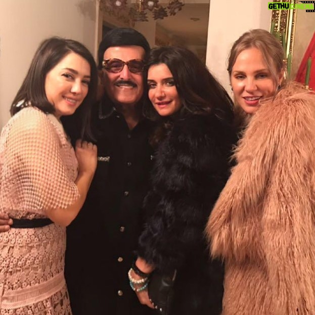 Kinda Alloush Instagram - صورة من سنتين مع الأسطورة سمير غانم وحبايبي شيكا وغادة 🤍🤍🤍❤️❤️❤️ ادعوله بالرحمة والمغفرة 🙏🏻🙏🏻 @shereenredaofficial @ghadaadel1 @donia.samir.ghanem @amysamirghanem