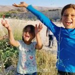 Kinda Alloush Instagram - ضحكتهن حياة لأنن بيضحكوا رغم الألم رغم قسوة ظروفن رغم حرمانن من كل شي وبيفرحوا بأصغر هدية بشوية ورد بدفا الشمسات واللعب تحت المطر.. ونحنا الي عنا كل شي ما منبطل شكوى.. التفتولن اسمعوا أصواتن حاولوا تسعدون مافي أسهل ولا أحلى من رسم بسمة على وشن #اطفال_سوريا 👧🏻👦🏻👶🏼😍😃🧡💛💚💙💜🤍🤎❤️❤️❤️ شكراً @mo.hazaa على الڤيديو الرائع ولأنك على طول بتنقل جمال أطفالنا وضحكاتن الحلوة 🙏🏻🙏🏻🌸🌸
