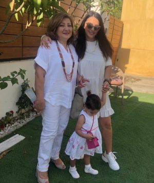 Kinda Alloush Instagram - مامي حبيبتي كل سنة وانت حبيبة قلبي أحلا أم وأحلا رفيقة وأحلا تيتة لحيوة.. الله يخليلي ياكي ياروحي ولا يحرمني منيك ويسعد قلبك على طول ويخليلك أمهاتكن 🙏🏻🙏🏻❤️❤️❤️❤️🧡🧡💛💛💚💚💙💙💜💜🤍🤍💝💖💗👩‍👧‍👦 #mymother #mymotherbirthday