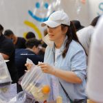 Kinda Alloush Instagram - لامتعة تضاهي متعة فعل الخير.. يوم رائع قضيته مع شباب جمعية شارك البسمة بدأناه بتغليف وتحضير الوجبات لأكثر من ٣٥٠٠ فرد وانتقلنا بعدها لمركز التوزيع عشان نوزع الوجبات وكراتين رمضان.. نشرت وقائع هذا اليوم على الستوري وبنشر تاني عشان اقول لمتابعيني واصدقائي انزلوا وشاركوا حتحسوا بسعادة وهتسعدوا الناس الي محتاجة الابتسامة والمحبة مش بس العون المادي.. انا هنزل تاني وتالت خلال شهر رمضان وبدعوكم تتبرعوا بتمن وجبات وتنزلو وتشاركو بنفسكم #رمضان_كريم @sharea_smile #shareasmile @aswaniphotography