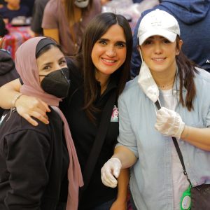 Kinda Alloush Instagram - لامتعة تضاهي متعة فعل الخير..
يوم رائع قضيته مع شباب جمعية شارك البسمة بدأناه بتغليف وتحضير الوجبات لأكثر من ٣٥٠٠ فرد وانتقلنا بعدها لمركز التوزيع عشان نوزع الوجبات وكراتين رمضان.. نشرت وقائع هذا اليوم على الستوري وبنشر تاني عشان اقول لمتابعيني واصدقائي انزلوا وشاركوا حتحسوا بسعادة وهتسعدوا الناس الي محتاجة الابتسامة والمحبة مش بس العون المادي.. انا هنزل تاني وتالت خلال شهر رمضان وبدعوكم تتبرعوا بتمن وجبات وتنزلو وتشاركو بنفسكم #رمضان_كريم @sharea_smile 
#shareasmile @aswaniphotography