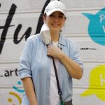 Kinda Alloush Instagram - لامتعة تضاهي متعة فعل الخير.. يوم رائع قضيته مع شباب جمعية شارك البسمة بدأناه بتغليف وتحضير الوجبات لأكثر من ٣٥٠٠ فرد وانتقلنا بعدها لمركز التوزيع عشان نوزع الوجبات وكراتين رمضان.. نشرت وقائع هذا اليوم على الستوري وبنشر تاني عشان اقول لمتابعيني واصدقائي انزلوا وشاركوا حتحسوا بسعادة وهتسعدوا الناس الي محتاجة الابتسامة والمحبة مش بس العون المادي.. انا هنزل تاني وتالت خلال شهر رمضان وبدعوكم تتبرعوا بتمن وجبات وتنزلو وتشاركو بنفسكم #رمضان_كريم @sharea_smile #shareasmile @aswaniphotography