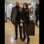 Kinda Alloush Instagram - الشخصيات المميزة ترحل ولكن ذكرها وأثرها يفضل خالداً وكذلك هي المرحومة السيدة ماجدة عميرة والدكتور سعيد عميرة.. وقد تشرفت بحضور معرض تواصل الذي أقيم لإحياء ذكراهما في جاليري المشربية بمشاركة مجموعة كبيرة من المبدعين التشكيليين المصريين وسعدت بالتعرف عليهم شخصياً ومناقشة الأعمال المميزة والجديدة التي شاركوا بها في المعرض.. وأنصح كل عشاق الفن التشكيلي ومحبي الفن عموماً بزيارة المعرض @almashrabiaart