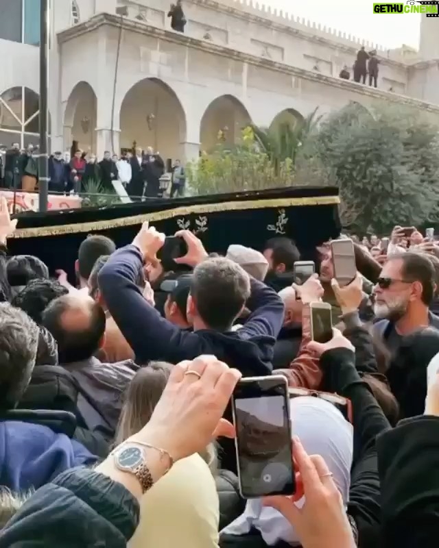 Kinda Alloush Instagram - هكذا استقبل أهالي دمشق حبيبهم الراحل #حاتم_علي بعد عشر سنين من الغياب وداعاً لمن شكل بإبداعه ذاكرتنا وسيبقى خالداً فيها 🙏🏻🙏🏻💔💔💔