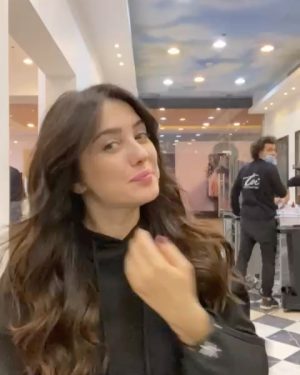 Kinda Alloush Instagram - New haircut 💇🏻‍♀️ new hair color 👩🏻 what do u think ?
Thank u @kimisafadi ❤️
شو رأيكم ؟؟