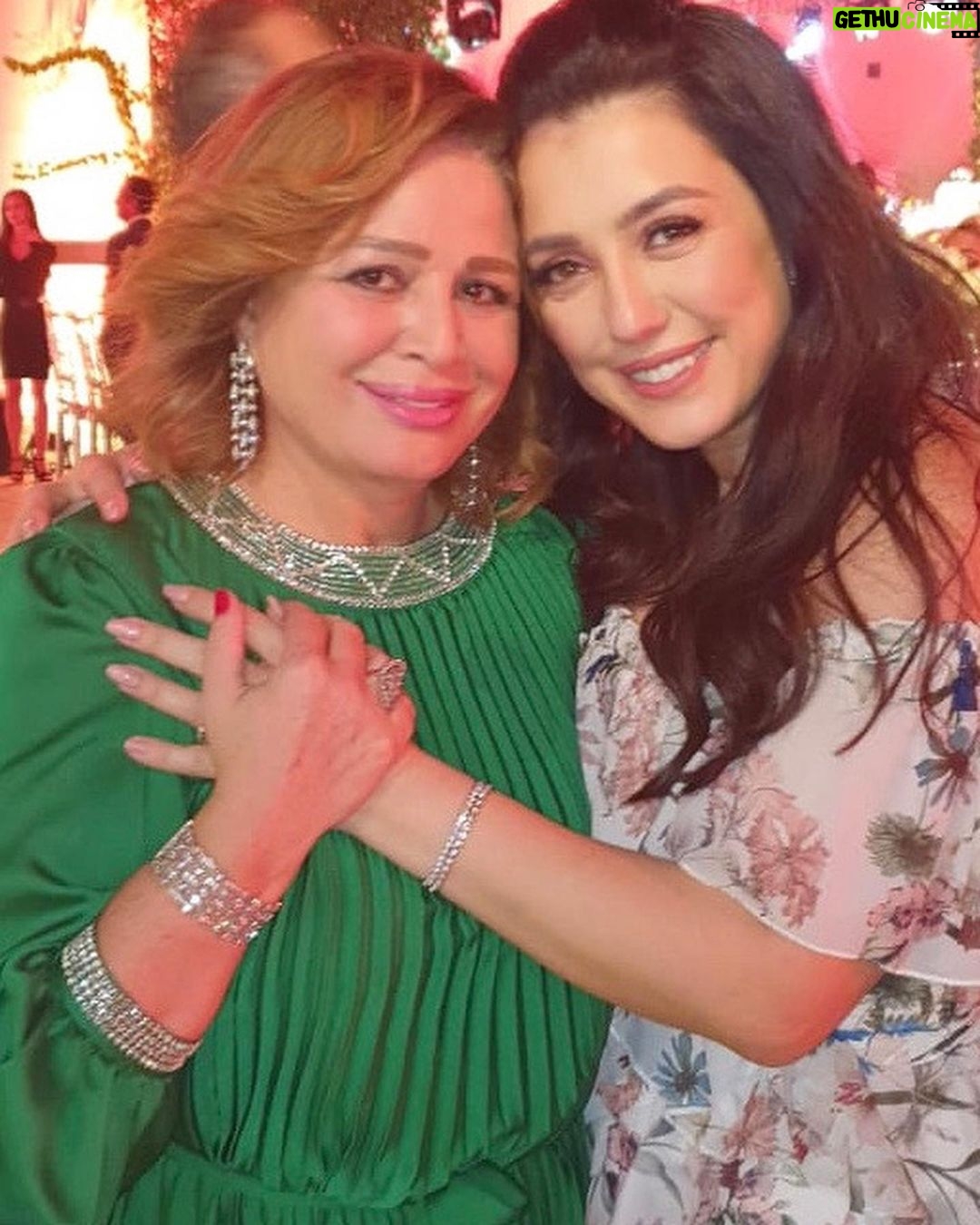 Kinda Alloush Instagram - With the wonderful @elhamshahin1 💚💚🤍🤍🤍 La Maison Bleue, El Gouna