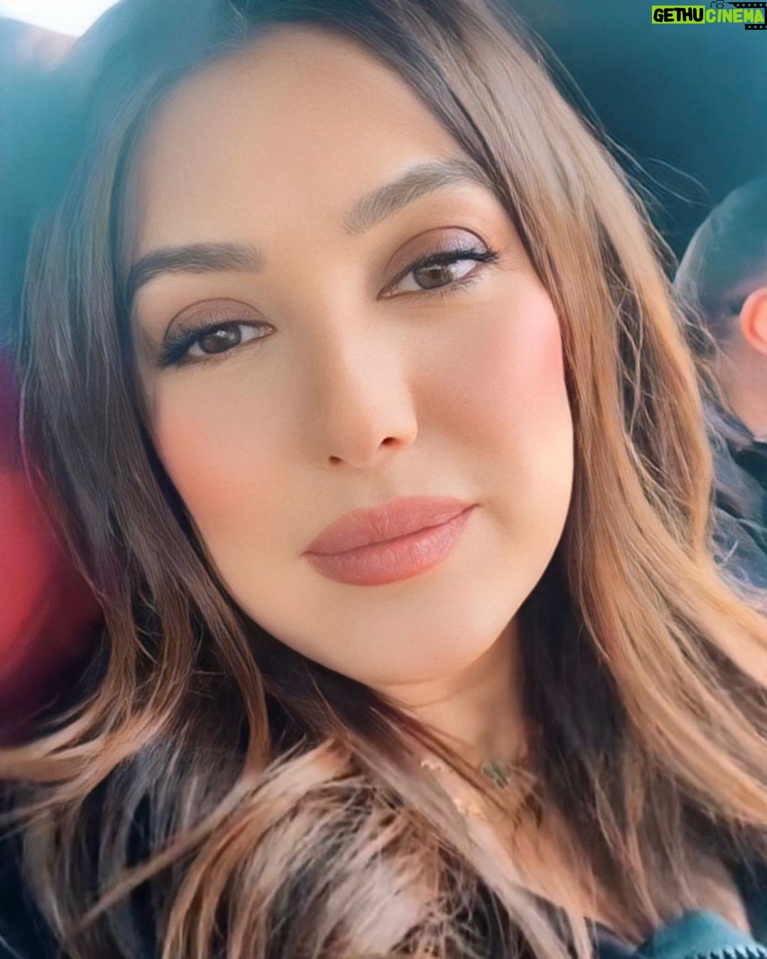 Kinda Alloush - 107.7K Likes - لما جيت انزل الصورة اكتشفت انها أول صورة ب 2023 🤦🏻♀️ وهذا والله تقصير كبير.. بس والله الأمومة والمسؤوليات هي السبب بس بوعدكم اتنشط وصير نزل صورة كل شهر 😃😃 وكمان فوق هاد شكلي نعسانة.. 😴 اعذروني 😊