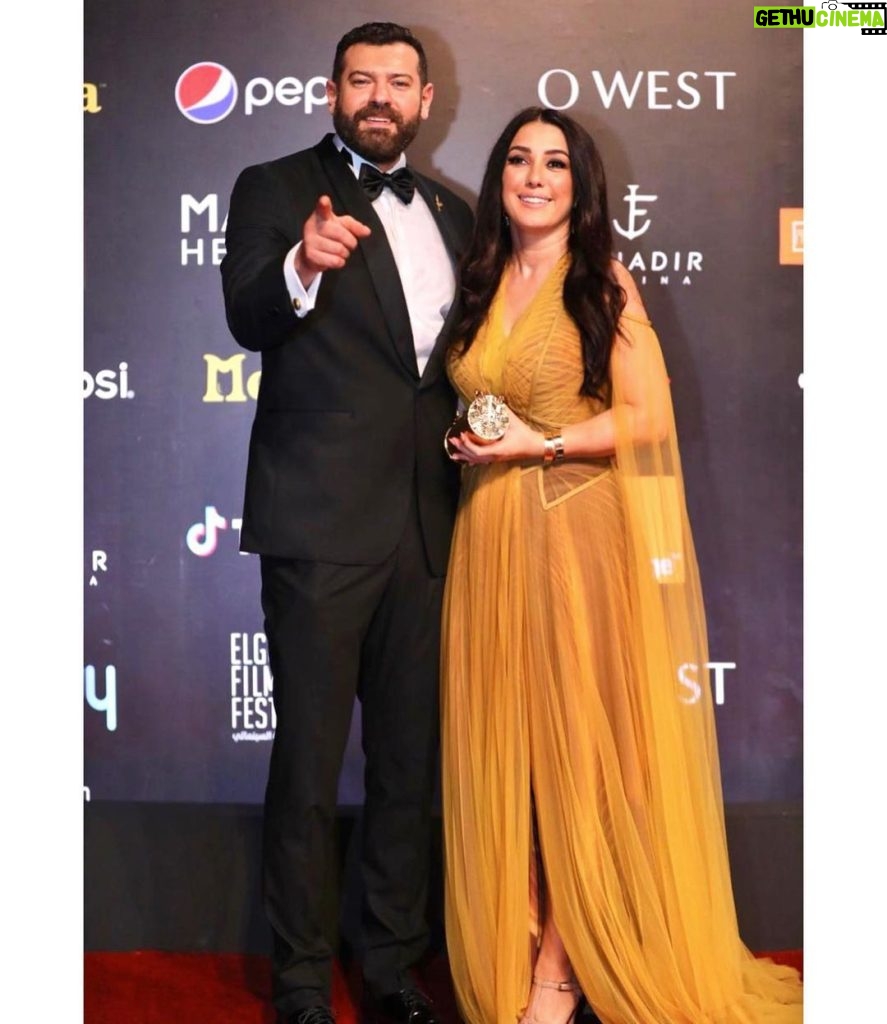 Kinda Alloush Instagram - مع حبيبي..أبو حياة 😍❤️ 💛💛💛💛@amryoussefofficial ‏@elgounafilmfestivalofficial #gff20 ‏Styling by @yasmineeissa ‏Dress by @hassidrissofficial ‏Makeup @by_maiayman ‏Jewelery by @dimajewellery ‏Photography @mongiphg ‏Clutch by @okhtein ‏Hairdresser @haithamdahab00 represented by ‏@mad_solution