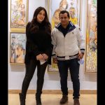 Kinda Alloush Instagram - الشخصيات المميزة ترحل ولكن ذكرها وأثرها يفضل خالداً وكذلك هي المرحومة السيدة ماجدة عميرة والدكتور سعيد عميرة.. وقد تشرفت بحضور معرض تواصل الذي أقيم لإحياء ذكراهما في جاليري المشربية بمشاركة مجموعة كبيرة من المبدعين التشكيليين المصريين وسعدت بالتعرف عليهم شخصياً ومناقشة الأعمال المميزة والجديدة التي شاركوا بها في المعرض.. وأنصح كل عشاق الفن التشكيلي ومحبي الفن عموماً بزيارة المعرض @almashrabiaart