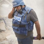 Kinda Alloush Instagram - <> هذا ما نشره الشهيد الراحل حمزة الدحدوح البارحة قبل أن تغتاله قوات العدو المجرم.. وكأنه يعلم بأنه راحل فيواسي أباه ويطبطب عليه قبل رحيله.. ماهذه القسوة.. ‏ليت كلماتنا ومواساتنا ودعاءنا وعزاء كل محبيك يمحو ولو جزءاً ضئيلاً من ألمك ويخفف عنك.. 💔💔💔 #غزة #gaza