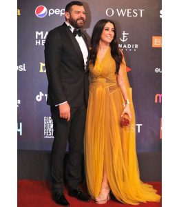 Kinda Alloush Instagram - مع حبيبي..أبو حياة 😍❤️ 💛💛💛💛@amryoussefofficial ‏@elgounafilmfestivalofficial #gff20 ‏Styling by @yasmineeissa ‏Dress by @hassidrissofficial ‏Makeup @by_maiayman ‏Jewelery by @dimajewellery ‏Photography @mongiphg ‏Clutch by @okhtein ‏Hairdresser @haithamdahab00 represented by ‏@mad_solution