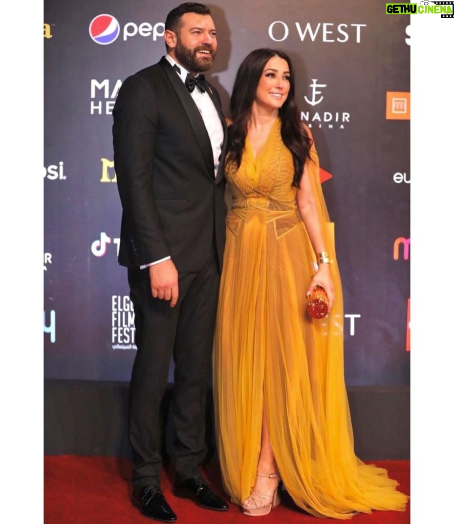 Kinda Alloush Instagram - مع حبيبي..أبو حياة 😍❤️ 💛💛💛💛@amryoussefofficial ‏@elgounafilmfestivalofficial #gff20 ‏Styling by @yasmineeissa ‏Dress by @hassidrissofficial ‏Makeup @by_maiayman ‏Jewelery by @dimajewellery ‏Photography @mongiphg ‏Clutch by @okhtein ‏Hairdresser @haithamdahab00 represented by ‏@mad_solution