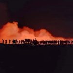 Kinda Alloush Instagram - كلما اشتعلت النيران في غاباتنا اشعلت معاها قلوبنا.. واليوم تلف النيران غابات الساحل السوري الساحرة وتمتد لتصل للمدن وكذلك هو الحال في غابات لبنان.. المنظر مؤلم والخسائر أكثر إيلاماً والخوف على الأرواح كبير قلوبنا تعبت وقلوب أهلنا في سوريا وفي لبنان أنهكتها النيران والأحداث والحرب.. نتضرع إلى الله ان يطفئ النيران و يزيح الغمة وان تعم رحمته بلادنا ويشملنا بعفوه ورضاه 💔💔🙏🏻🙏🏻🙏🏻 #حرائق_سوريا #حرائق_لبنان #حرائق_لبنان وسوري