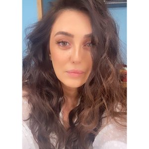 Kinda Alloush Instagram - Playing with filters.. #فلتر #فلتر #فلتر 😃 الفضا وحش 😁
#noplasticsurgery #بدون_عمليات_تجميل 🤦🏻‍♀️ 
#ضي_القمر 🤍🤍🌚 #كندة_علوش