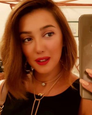 Kinda Alloush Instagram - قصير وفاتح ولا طويل وغامق ؟؟ 🤔💇🏻‍♀️💇🏼‍♀️
#throwback (صورة قديمة )

#كندة_علوش