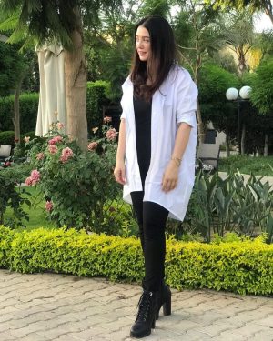 Kinda Alloush Instagram - أول مشوار من بعد ٤ شهور ونص حظر.. وطبعاً مع أخذ كل الإجراءات الصحية.. الحقيقة كنت مشتاقة لكل شي للناس للشارع للمحلات.. 😍😍😍🌼🦋🐞☀️🌳🌸 
انتو لسه ملتزمين ولا عايشين حياتكن عادي ؟؟

#كندة_علوش