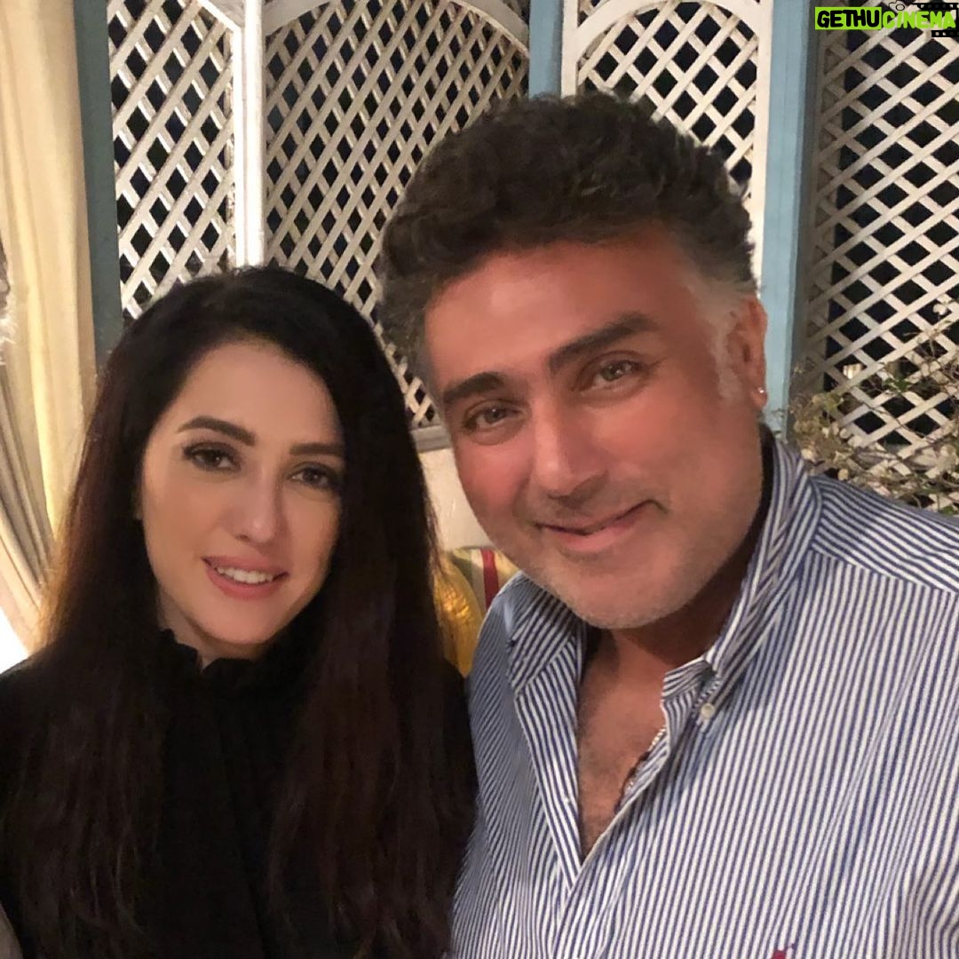 Kinda Alloush Instagram - في مقولة أنا ألفتها بتقول لما تلاقي صاحب جدع بيحبك وبيخاف عليك وبيضحكك من قلبك امسك فيه بإيديك وسنانك.. وده الي انا عملتو بقالي سنييين يارب كل سنة وانت مبسوط وناجح ويارب دايماً مع بعض عالحلوة والمرة 🎂🎂🎂❤️❤️❤️🎊🎊🎉🎉 @tamerhabibofficial
