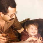 Kinda Alloush Instagram - #تحدي_الملل بدتو هندوش.. @hendsabri مشان نسلي وقتنا ونحنا بالبيت وننشر صور من الطفولة صورة مع بابا غير مفهومة تماماً بالنسبة الي لا من حيث الأزياء ولا الريأكشن الغريب 🤣🤣🤣🤣🤣🤣 بتحدى رانيا يوسف وآسر ياسين وظافر عابدين ومحمد عبد الرحمن ينزلو صور @dhaferlabidine @asser_yassin @raniayoussef_ @mo_abdelrahman #خليك_بالبيت #خليك_في_البيت #stayhome