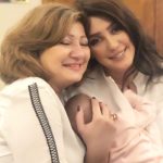 Kinda Alloush Instagram - الدنيا أم ❤️❤️❤️ الله يخليلي الي بسند راسي عليها والي شايلتني بقلبا وعيونا ويطولي بعمرا 🙏🏻🙏🏻🙏🏻 ويحفظلي حياتي الصغيرة يلي ضمتا بتسوى الدنيا والي خلت لحياتي معنى 👼🏼❤️🙏🏻🙏🏻 الله يخليلكن أمهاتكن ويخليكن لولادكن ويصبر كل مين فقد أمو 🙏🏻🙏🏻❤️❤️❤️ الصورة من سنة 😍