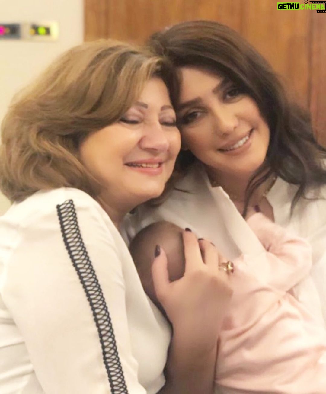 Kinda Alloush Instagram - الدنيا أم ❤️❤️❤️ الله يخليلي الي بسند راسي عليها والي شايلتني بقلبا وعيونا ويطولي بعمرا 🙏🏻🙏🏻🙏🏻 ويحفظلي حياتي الصغيرة يلي ضمتا بتسوى الدنيا والي خلت لحياتي معنى 👼🏼❤️🙏🏻🙏🏻 الله يخليلكن أمهاتكن ويخليكن لولادكن ويصبر كل مين فقد أمو 🙏🏻🙏🏻❤️❤️❤️ الصورة من سنة 😍