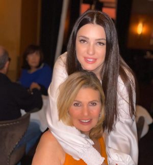 Kinda Alloush Instagram - Happy birthday to the all time legend.. the queen of hearts 👸🏼♥️♥️♥️ كل سنة وانت طيبة ومنورة وسعيدة وبتشعي طاقة إيجابية وجمال وحب لكل الي حواليكي @youssra 🎂🎂🎂🥳🥳🥳😘😘♥️♥️♥️