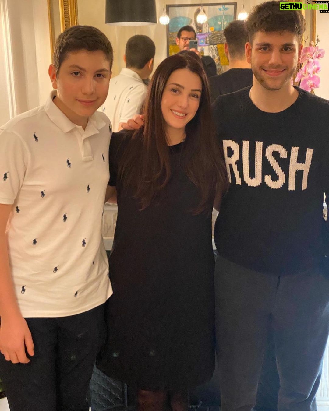 Kinda Alloush - 136K Likes - A Paris avec la famille ❤️❤️❤️
ولاد خالي الصغار صارو اطول مني 🤦🏻♀️🤦🏻♀️