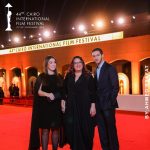 Kinda Alloush Instagram - سعادتي لاتوصف برد الفعل الرائع للجمهور المصري الحبيب في العرض الخاص لفيلم السباحتان #theswimmers من على السجادة الحمراء للعرض الأول للفيلم في الشرق الأوسط في مهرجان القاهرة السينمائي الدولي مع طاقم الفيلم المخرجة الرائعة سالي الحسيني والنجم أحمد مالك والمنتج علي جعفر @sallyelhosaini @jrmalek @netflixmena @netflix @workingtitlefilms @cairofilms