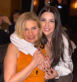 Kinda Alloush Instagram - Happy birthday to the all time legend.. the queen of hearts 👸🏼♥️♥️♥️ كل سنة وانت طيبة ومنورة وسعيدة وبتشعي طاقة إيجابية وجمال وحب لكل الي حواليكي @youssra 🎂🎂🎂🥳🥳🥳😘😘♥️♥️♥️