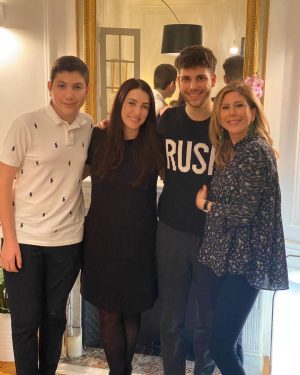 Kinda Alloush Instagram - A Paris avec la famille ❤️❤️❤️
ولاد خالي الصغار صارو اطول مني 🤦🏻‍♀️🤦🏻‍♀️