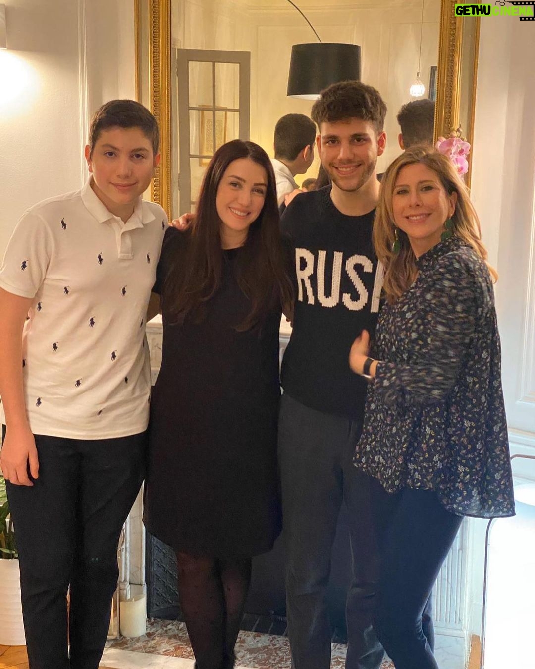 Kinda Alloush - 136K Likes - A Paris avec la famille ❤️❤️❤️
ولاد خالي الصغار صارو اطول مني 🤦🏻♀️🤦🏻♀️