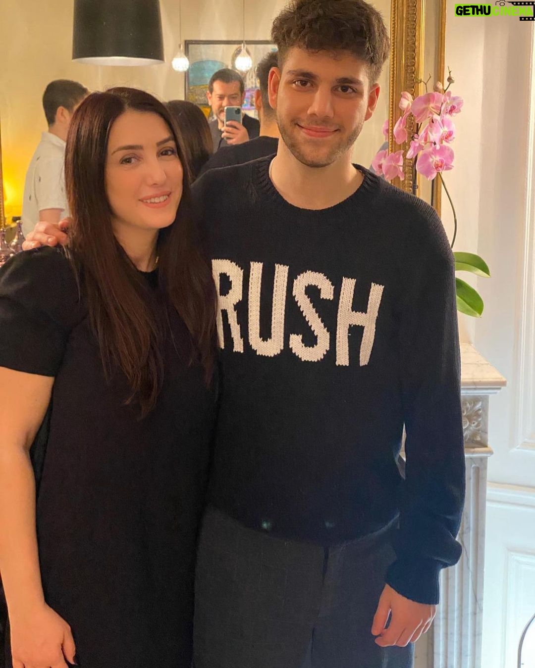 Kinda Alloush - 136K Likes - A Paris avec la famille ❤️❤️❤️
ولاد خالي الصغار صارو اطول مني 🤦🏻♀️🤦🏻♀️