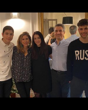 Kinda Alloush Instagram - A Paris avec la famille ❤️❤️❤️
ولاد خالي الصغار صارو اطول مني 🤦🏻‍♀️🤦🏻‍♀️