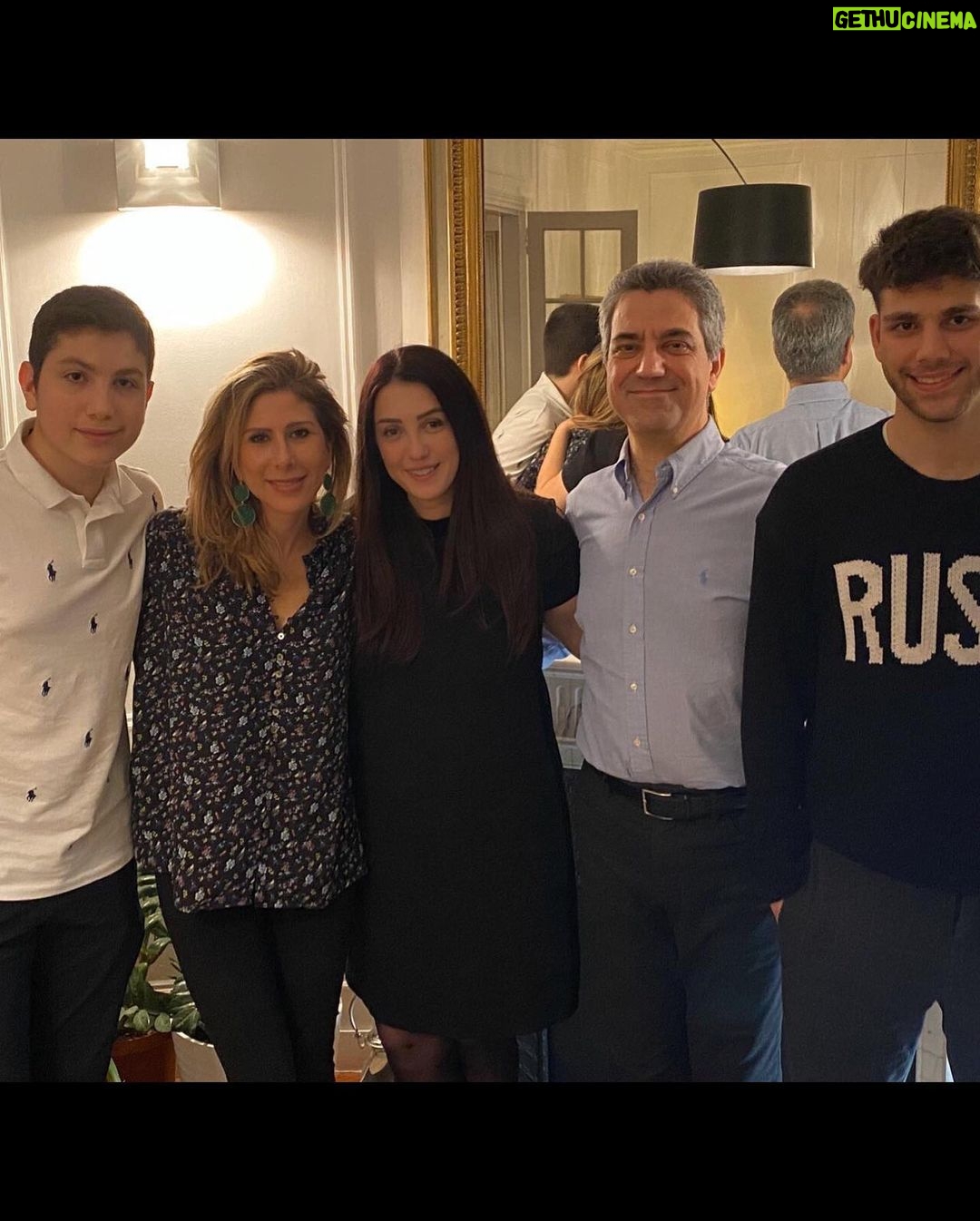 Kinda Alloush - 136K Likes - A Paris avec la famille ❤️❤️❤️
ولاد خالي الصغار صارو اطول مني 🤦🏻♀️🤦🏻♀️