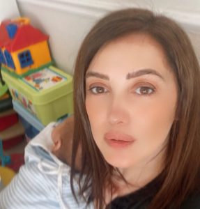 Kinda Alloush Instagram - الحمدلله رب العالمين رزقنا ب كريم عمرو يوسف.. 🙏❤️ كريم وصل الدنيا قبل موعده بتلات شهور تقريباً في أول الشهر السابع وقعد في الحضانة وقت طويل لان حجمه كان صغير وكان لازم نتطمن على تنفسه وقلبه وتفاصيل تانية كتير.. كانت فترة صعبة جداً عليه وعلينا.. بس الحمدلله عدت على خير وكريم شرف بيته من فترة ووضعه الصحي صار أحسن بس لسه محتاج متابعة ورعاية واهتمام الي مروا بتجربة مشابهة اكيد بيعرفو الإحساس.. الحمدلله الف مرة.. الله يحفظ كريم ويخليه والله يخليلكم ولادكم ولا يوجع قلب أم أو أسرة على طفلها 🙏🙏🙏 شكراً للأطباء الي كانو أكتر من أهل وساعدونا نعدي الفترة الي فاتت بأمان وصحة شكراً للصديق الأخ الدكتور اسماعيل أبو الفتوح شكراً لطبيبة الأطفال الرائعة الدكتورة أميرة ادريس لرعايتها واهتمامها الشديدين وشكر خاص لصديق العائلة الدكتور محمد عمر @dr.ismailaboulfoutouh1