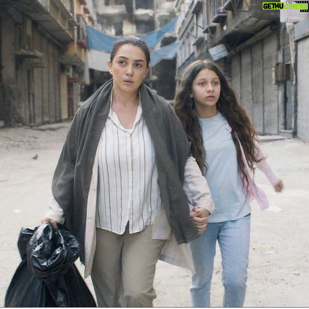 Kinda Alloush Instagram - الحمدلله سعيدة وممتنة بفوز الفيلم السوري #نزوح بجائزة الجمهور في مهرجان ڤينيسيا السينمائي.. مبرووووك لكل طاقم الفيلم مبروووك للصديقة المخرجة والمؤلفة سؤدد كعدان الجائزة بعد المجهود الجبار مبرووك صديقي الرائع سامر مبروك حلا ونزار.. وكل فرد شارك في صنع هذا الفيلم.. 🙏🙏❤️❤️ Thanks God, I am very happy and grateful that our movie #Nezouh won the Audience Award at Venice international Film Festival... congratulations to all Cast & crew, congratulations to my friend the writer and director Soudade Kaadan for her tremendous efforts, congratulations Samer, Hala and Nizar.. #nezouh #nezouhmovie #labiennaledivenezia #venicefilmfestival #kindaalloush