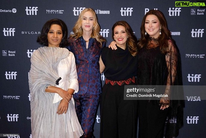 Kinda Alloush Instagram - From the world premiere of yellow bus with the amazing cast & crew Very happy and grateful for joining the tiff 2023 & for receiving a huge applause by the Tiff audience.. looking forward for the next screening & the next big festivals من العرض العالمي الأول لفيلم الحافلة الصفراء مع فريق العمل الرائع.. سعيدة وممتنة لعرض الفيلم في هذا المهرجان الكبير وسعادتي أكبر برد الفعل الرائع والقوي لجمهور مهرجان تورونتو بانتظار العروض القادمة للفيلم.. @nadiaeliewat @wendyjbednarz @tannishtha_c @badi_fatou @shivanidubai @tiff_net @yellowbusfilm