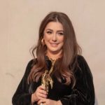 Kinda Alloush Instagram – سعيدة وممتنة لتكريمي في مهرجان القاهرة الدولي للفيلم القصير.. بعد تميز ونجاح فيلمي نزوح والسباحتان.. تكريم أقدره واعتز به خصوصاً وانه جاء إلى جانب تكريم الأساتذة يسري نصرالله وماريان خوري.. وسعادتي أكبر بنجاح المهرجان واستمراريته للدورة الرابعة ليكون فضاء للشباب الموهوبين الذين يمتلكون الشغف وتنقصهم الإمكانيات ليبدأوا رحلتهم في عالم الإخراج السينمائي.. شكراً لصديقي الناقد والمؤلف أحمد شوقي لتقديم التكريم.. وتحية لكل القائمين على المهرجان وتمنياتي بدورة ناجحة ومميزة 🙏🙏❤️❤️❤️ @shawforlife @cairo_short_film_festival
Makeup by @zeinaelnaggar
Jewelry by @nadosjewellery @villababoushka