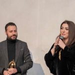 Kinda Alloush Instagram – سعيدة وممتنة لتكريمي في مهرجان القاهرة الدولي للفيلم القصير.. بعد تميز ونجاح فيلمي نزوح والسباحتان.. تكريم أقدره واعتز به خصوصاً وانه جاء إلى جانب تكريم الأساتذة يسري نصرالله وماريان خوري.. وسعادتي أكبر بنجاح المهرجان واستمراريته للدورة الرابعة ليكون فضاء للشباب الموهوبين الذين يمتلكون الشغف وتنقصهم الإمكانيات ليبدأوا رحلتهم في عالم الإخراج السينمائي.. شكراً لصديقي الناقد والمؤلف أحمد شوقي لتقديم التكريم.. وتحية لكل القائمين على المهرجان وتمنياتي بدورة ناجحة ومميزة 🙏🙏❤️❤️❤️ @shawforlife @cairo_short_film_festival
Makeup by @zeinaelnaggar
Jewelry by @nadosjewellery @villababoushka