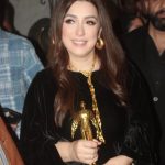 Kinda Alloush Instagram – سعيدة وممتنة لتكريمي في مهرجان القاهرة الدولي للفيلم القصير.. بعد تميز ونجاح فيلمي نزوح والسباحتان.. تكريم أقدره واعتز به خصوصاً وانه جاء إلى جانب تكريم الأساتذة يسري نصرالله وماريان خوري.. وسعادتي أكبر بنجاح المهرجان واستمراريته للدورة الرابعة ليكون فضاء للشباب الموهوبين الذين يمتلكون الشغف وتنقصهم الإمكانيات ليبدأوا رحلتهم في عالم الإخراج السينمائي.. شكراً لصديقي الناقد والمؤلف أحمد شوقي لتقديم التكريم.. وتحية لكل القائمين على المهرجان وتمنياتي بدورة ناجحة ومميزة 🙏🙏❤️❤️❤️ @shawforlife @cairo_short_film_festival
Makeup by @zeinaelnaggar
Jewelry by @nadosjewellery @villababoushka