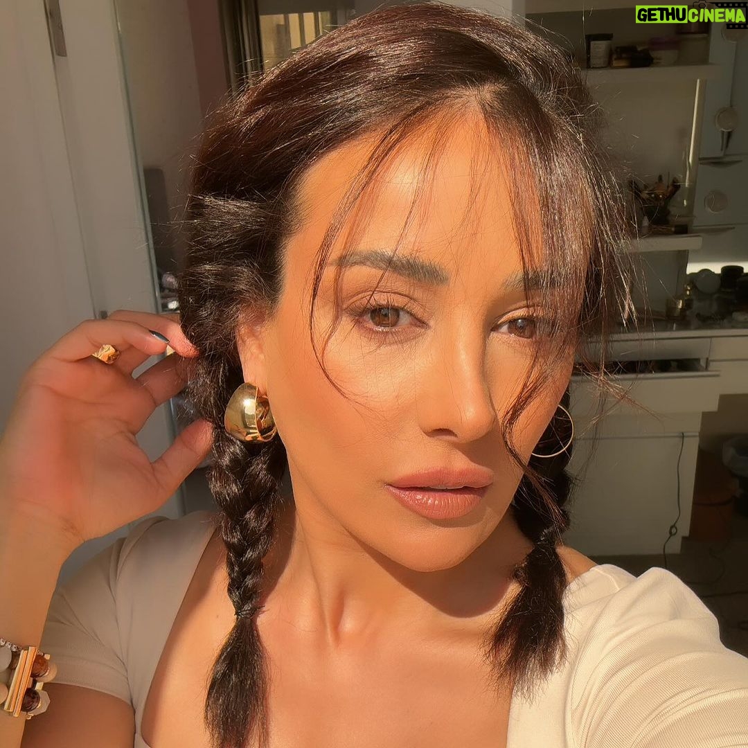 Kinda Hanna Instagram - When there is no enemy within, the enemy outside can do us no harm. #yourmindlies #harshlight #nofilter