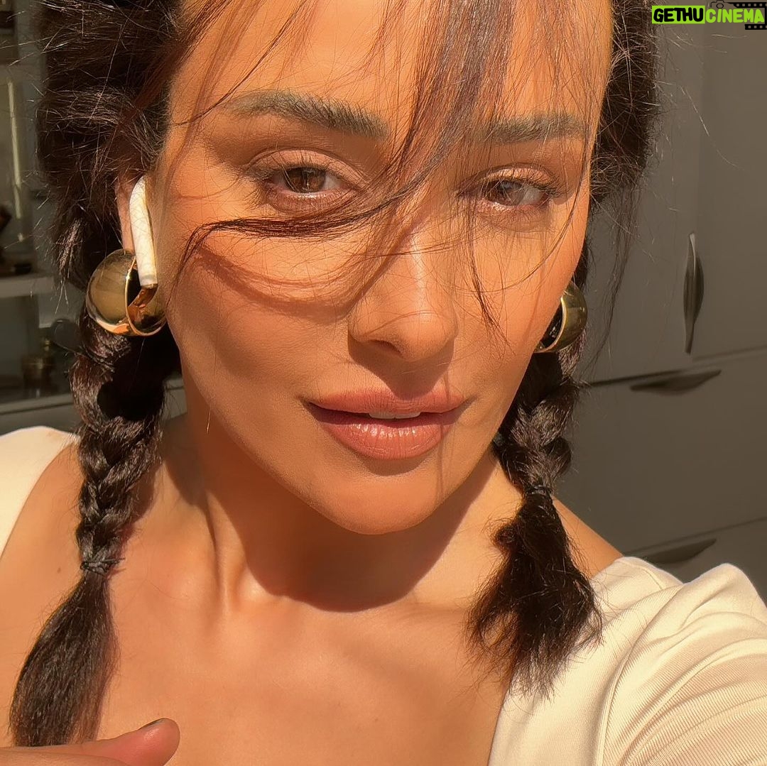 Kinda Hanna Instagram - When there is no enemy within, the enemy outside can do us no harm. #yourmindlies #harshlight #nofilter