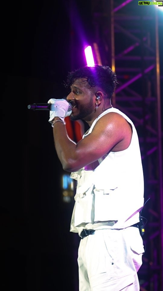 King - 674.1K Likes - Hearing the crowd sing 'Tu Jaana Na Piya' out loud is truly the experience of a lifetime ❤️✨
@ifeelking
#TuJaanaNaPiya #NewLife #King #Music #Concert #Live #Artist