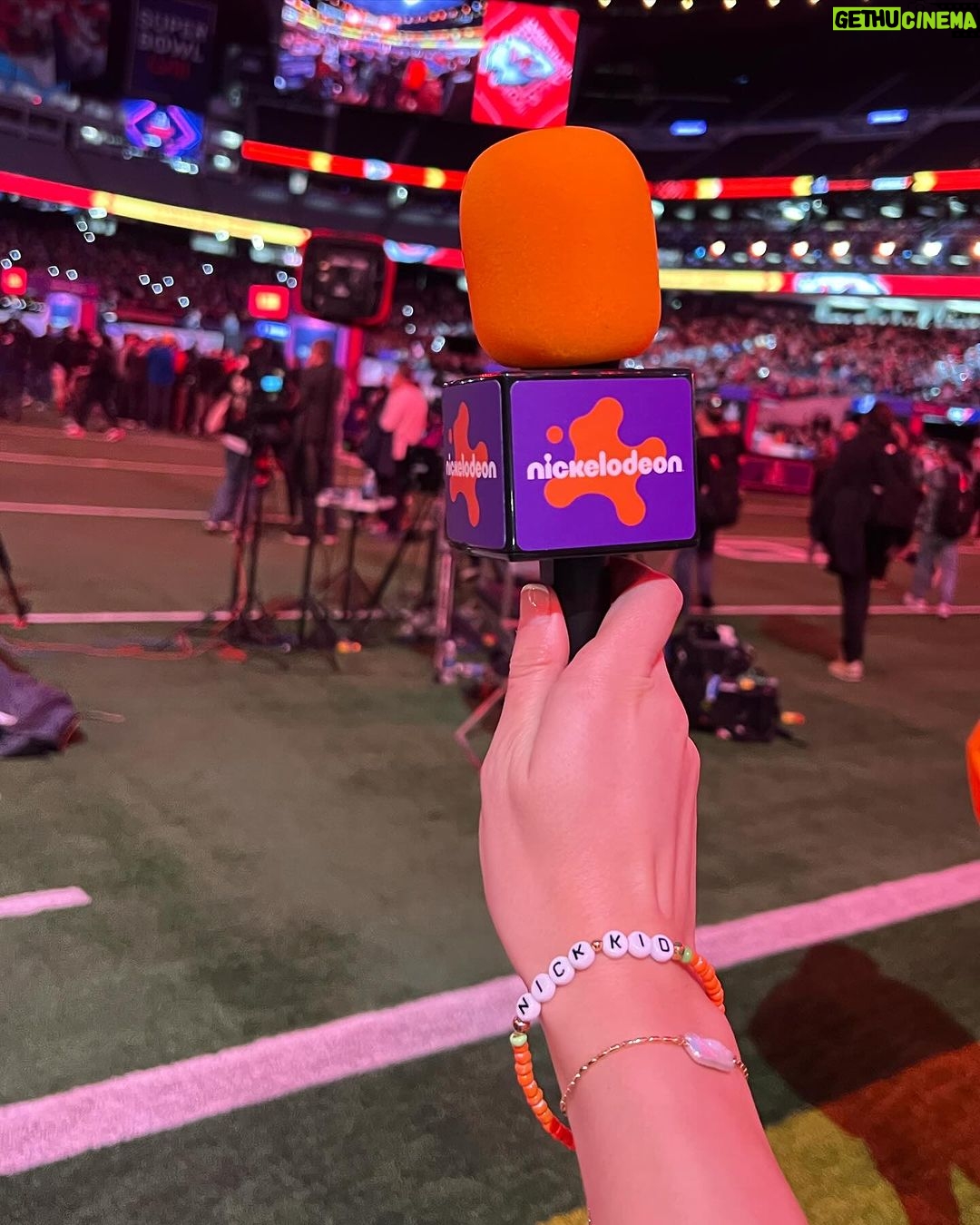 Kira Kosarin Instagram - reporting live from Las Vegas for #SuperbowlLVIII #SBOpeningNight w @nickelodeon & @cbstv 🫡🏈💚 Allegiant Stadium