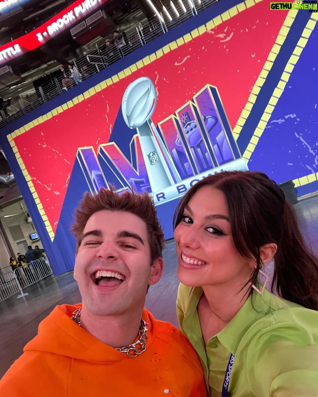 Kira Kosarin Instagram - reporting live from Las Vegas for #SuperbowlLVIII #SBOpeningNight w @nickelodeon & @cbstv 🫡🏈💚 Allegiant Stadium