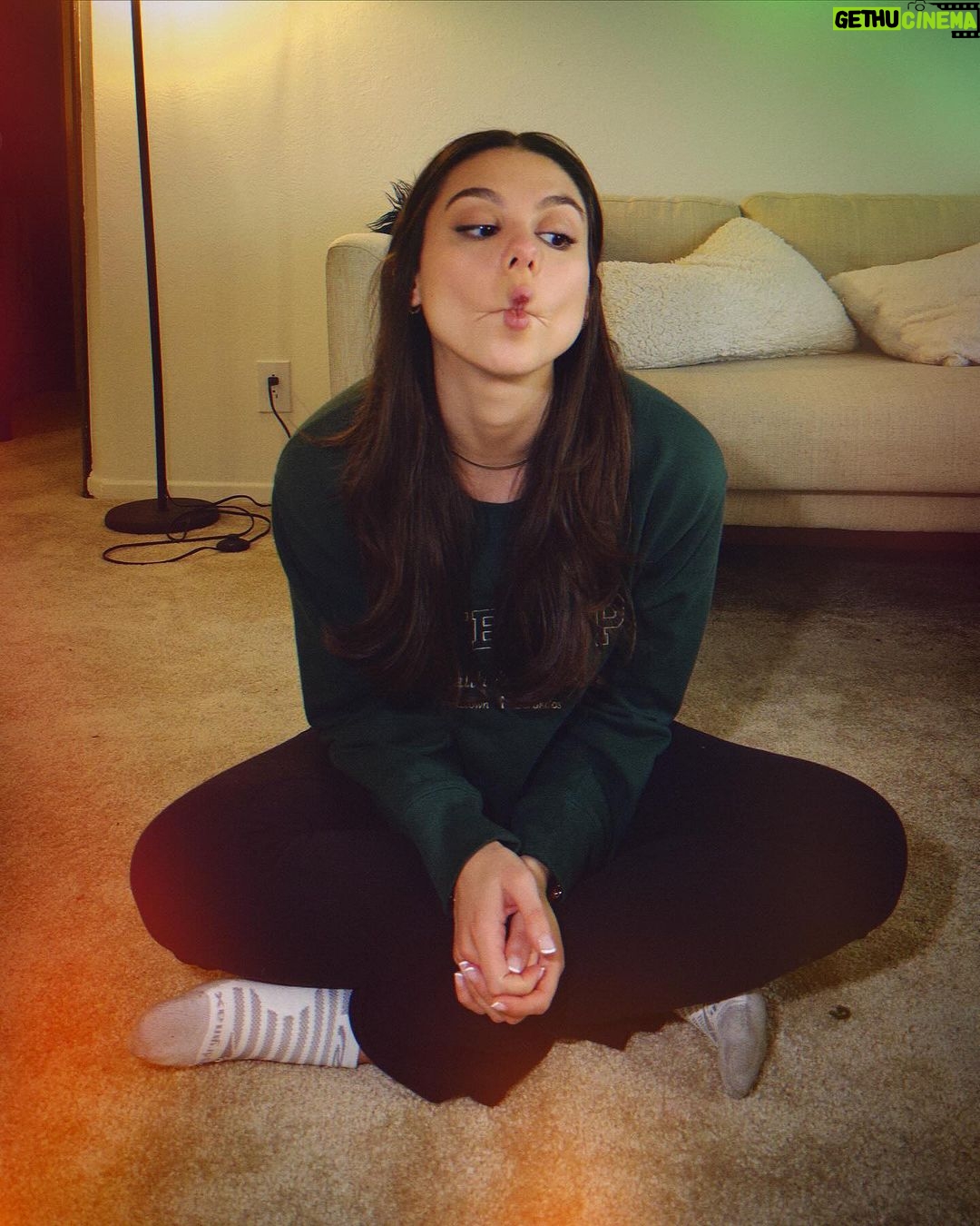 Kira Kosarin Instagram - yeah man just super focused on comestibles and imbibables these days Flavortown, USA