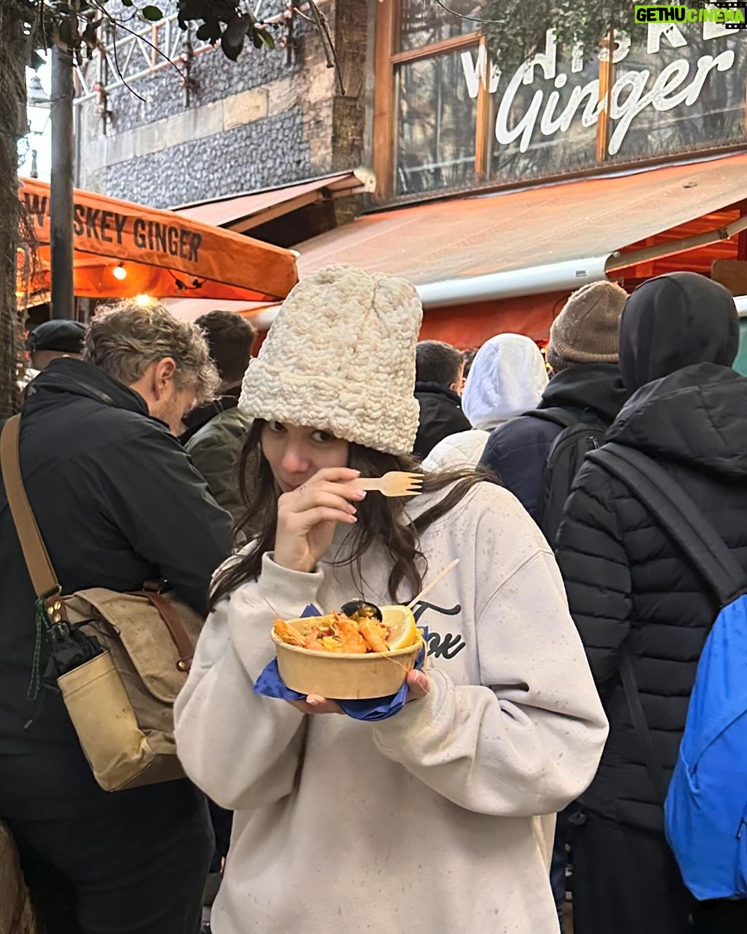 Kira Kosarin Instagram - mouse moments of a UK holiday 🇬🇧❤️ United Kingdom