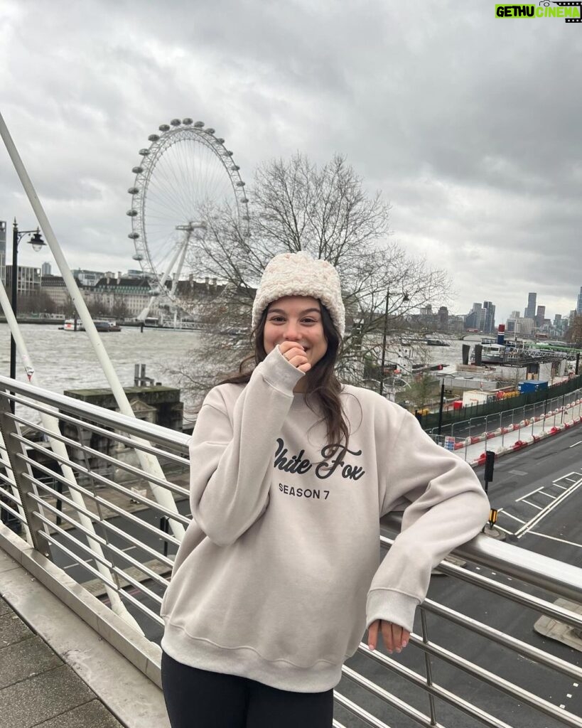 Kira Kosarin Instagram - mouse moments of a UK holiday 🇬🇧❤️ United Kingdom